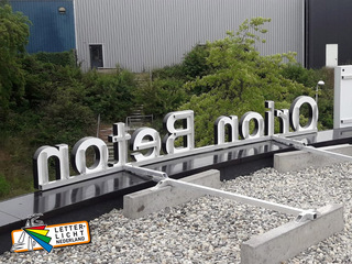 Montage vrijstaande dakconstructie met dikke doosletters